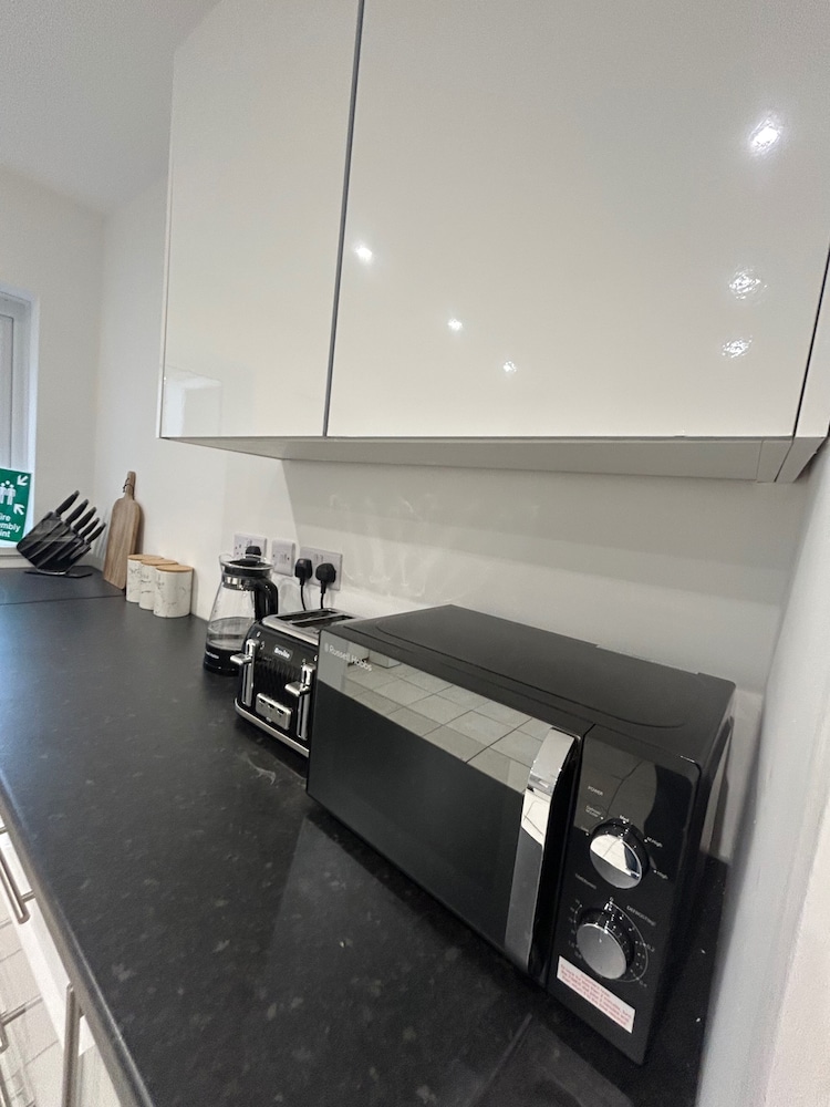 Modern Cosy Spacious 4 Bedroom House