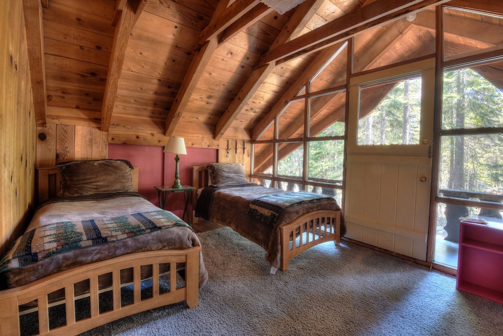 Charming Cascade Chalet view 5