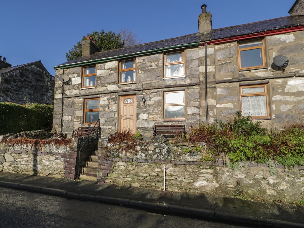 Caernarfon Vacations - 60 Hyfrydle Road - Property Image 1