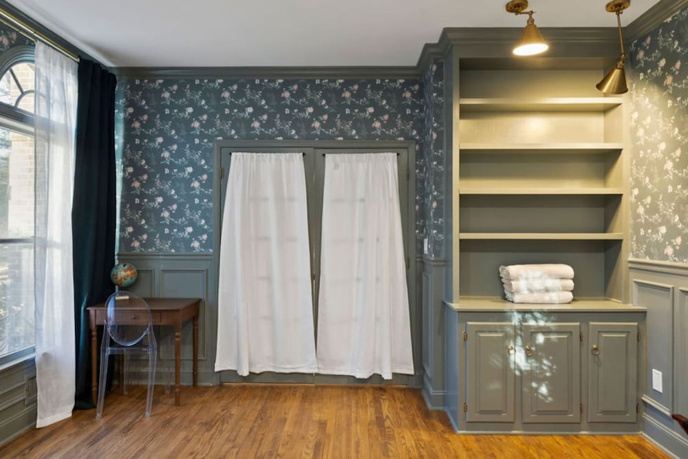Peaceful Mini Mansion Sleeps 18