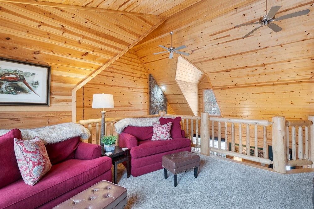 Timber Nest Goshorn Lake Dock, Pool, Town HOT Tub!