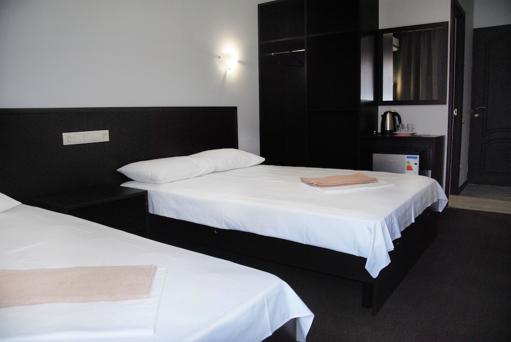 Peak Season Hotel