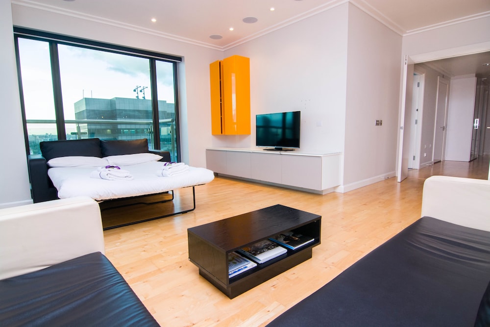 Canary Wharf - Corporate Riverside Apartments