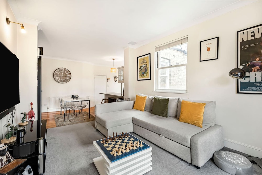 Elegant 1BR Apartment in Kensington With Balcony
