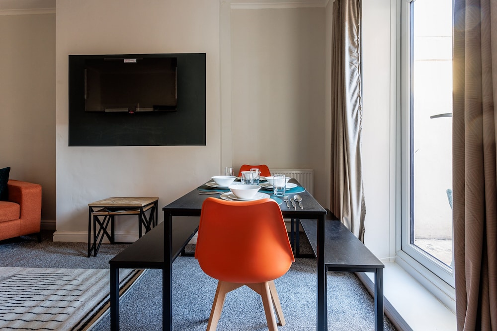 Darlington 4Bd Home: Modern Comfort & Free Parking