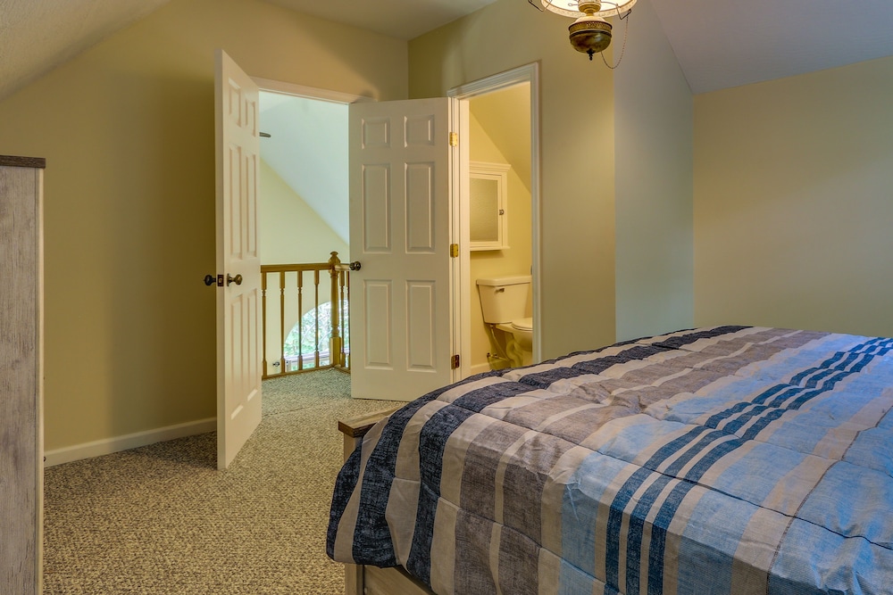 Cozy Bainbridge Retreat w/ Fireplace + Deck! view 4