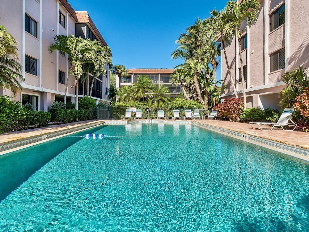 Shorewood Condos by Dream Vacation Rentals