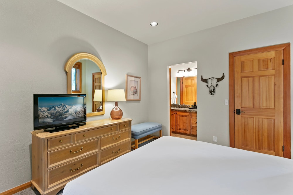 Queen Esther Drive Home at Deer Valley Resort - 4 Bedroom Home with Hot Tub #2436 4 Condo