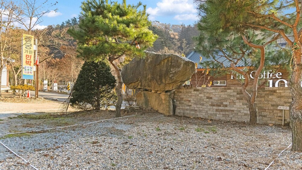 Gapyeong Dolgungpensyeon&kaempingjang view 2