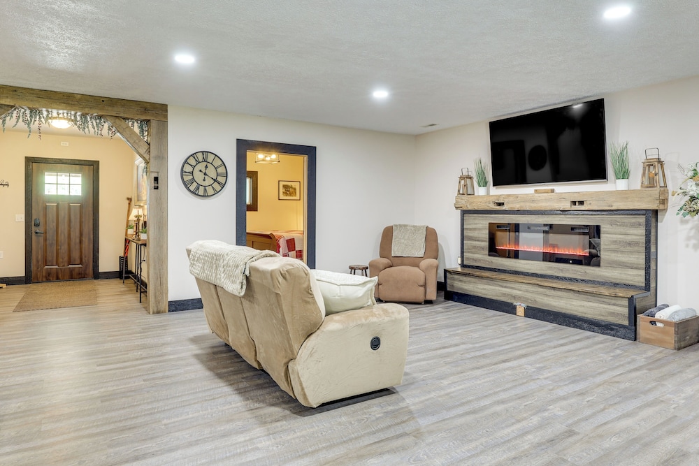6 Mi to Main Street: Dog-friendly Home in Dover!