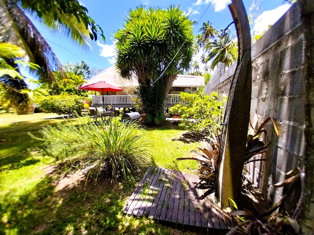 Tahiti - Fare Vainato Beach