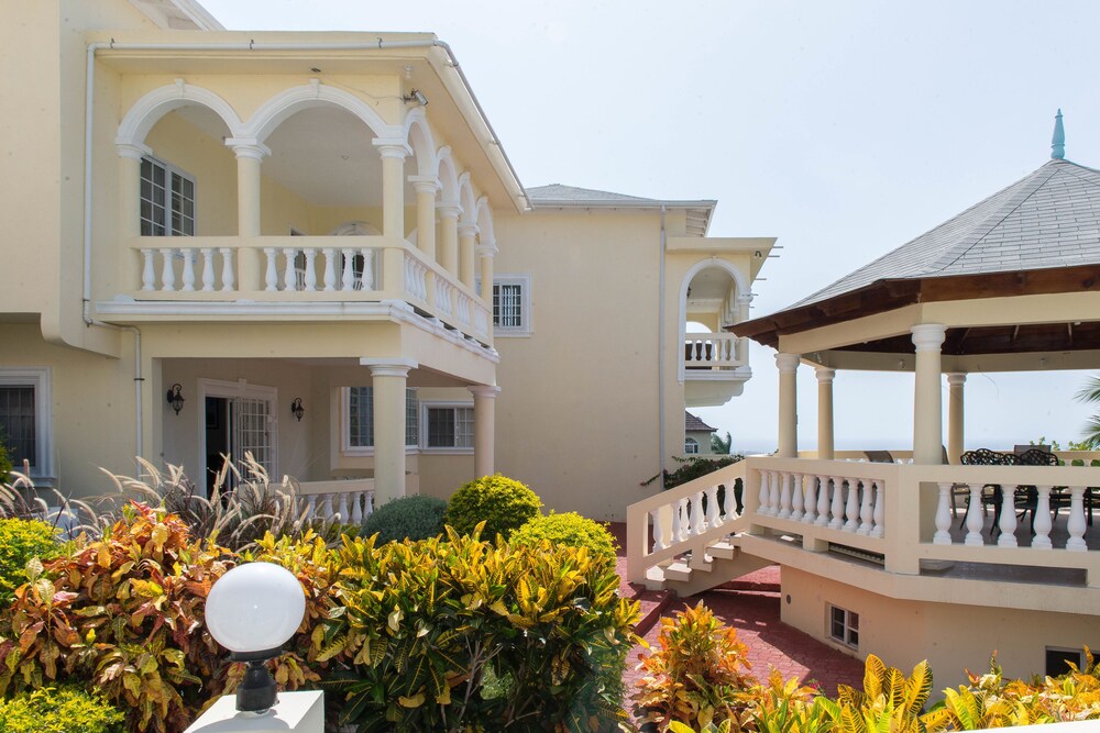 The Royal Kensington Villa