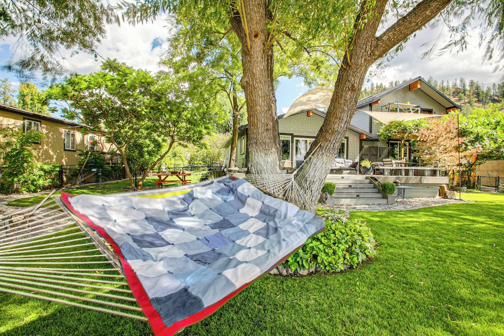 Hot Tub, Deck & Mtn Views: Nine Mile Falls Duplex