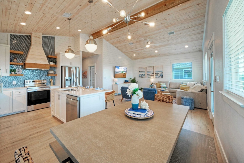 Deja Blue Coastal Retreat w/ Pool, Firepit, BBQ & Outdoor TV Lounge