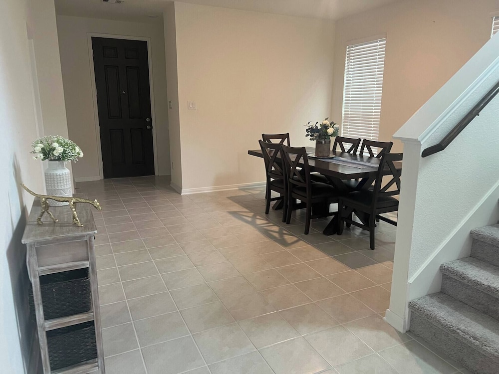 Summerhouse Villa 4br 2 and Half ba Home