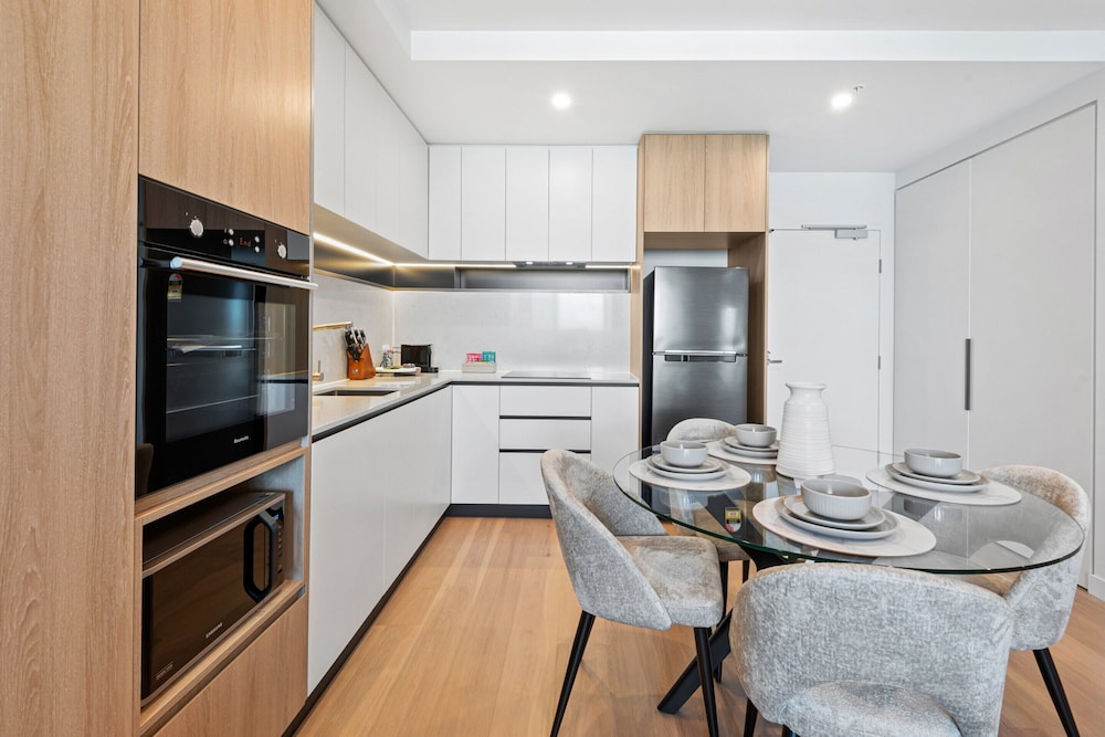 Stunning 1-bed With City Views and Amenities