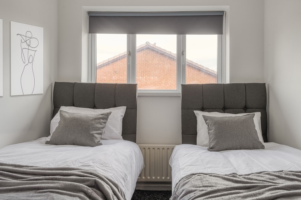 Lovely 3-bed Cosy House in Greater Manchester view 3