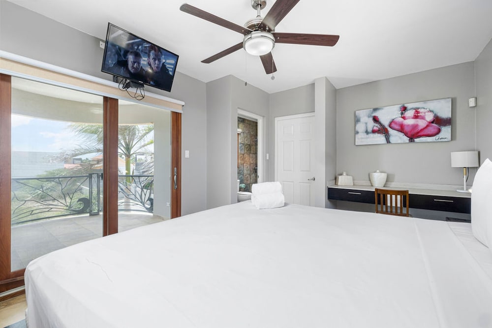 Amazing 4br4ba Villa w Pool Birdsanctuary Views