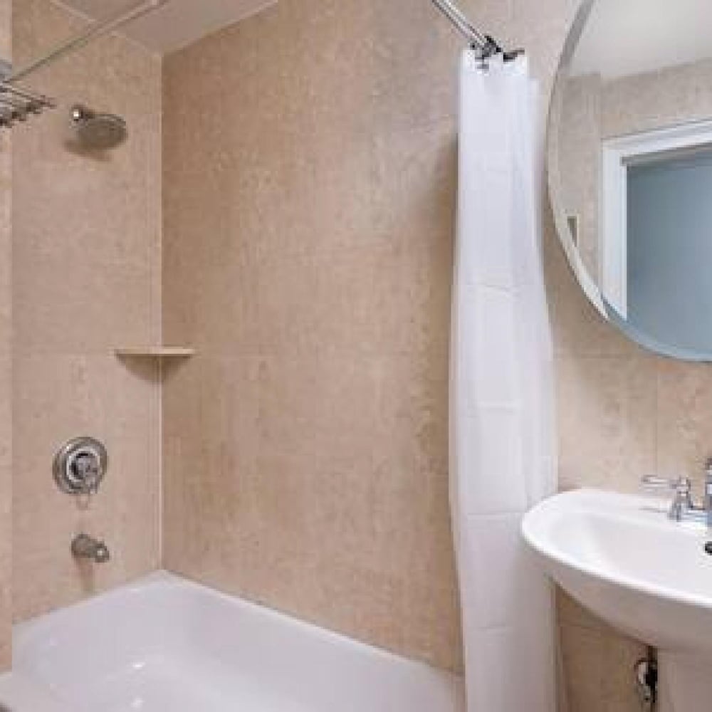73-201 New 1BR 1bth UWS Doorman Gym