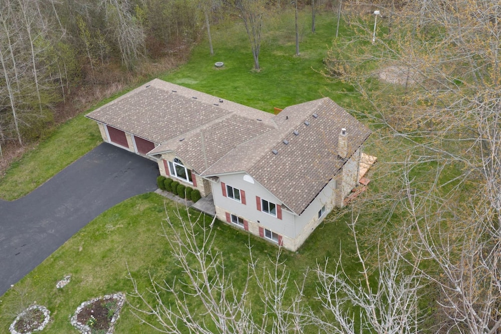 Cozy 4BR Retreat in Quinte West BBQ Backyard
