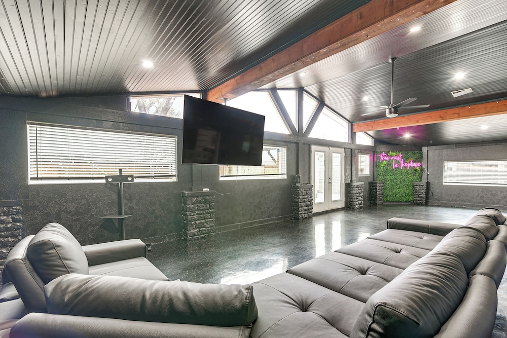 Modern Oasis w/ Outdoor Lounge in Houston!