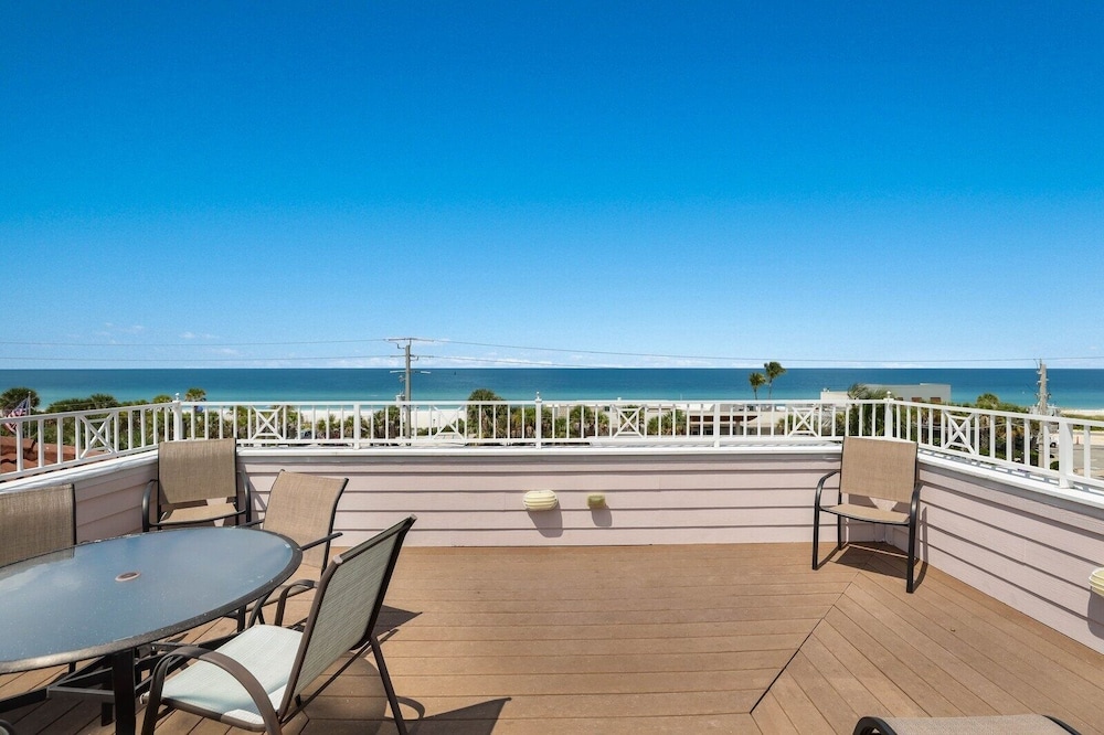 Blue Water Escape 3 Bedroom Villa by RedAwning