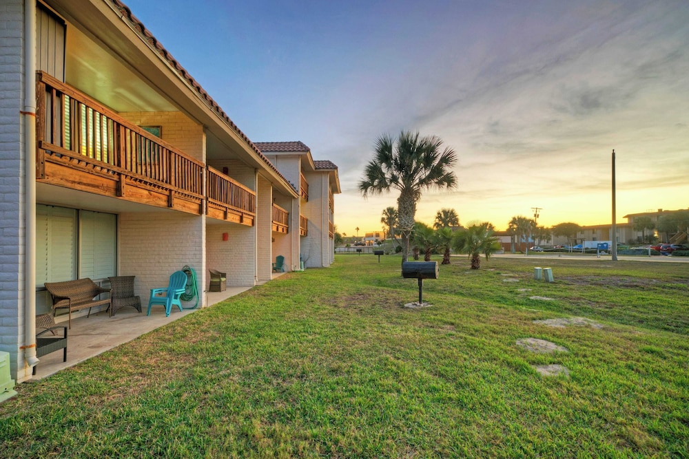 Pour Me a Vacation Mins to Beach, Community Pool+tennis Court, Private Balcony