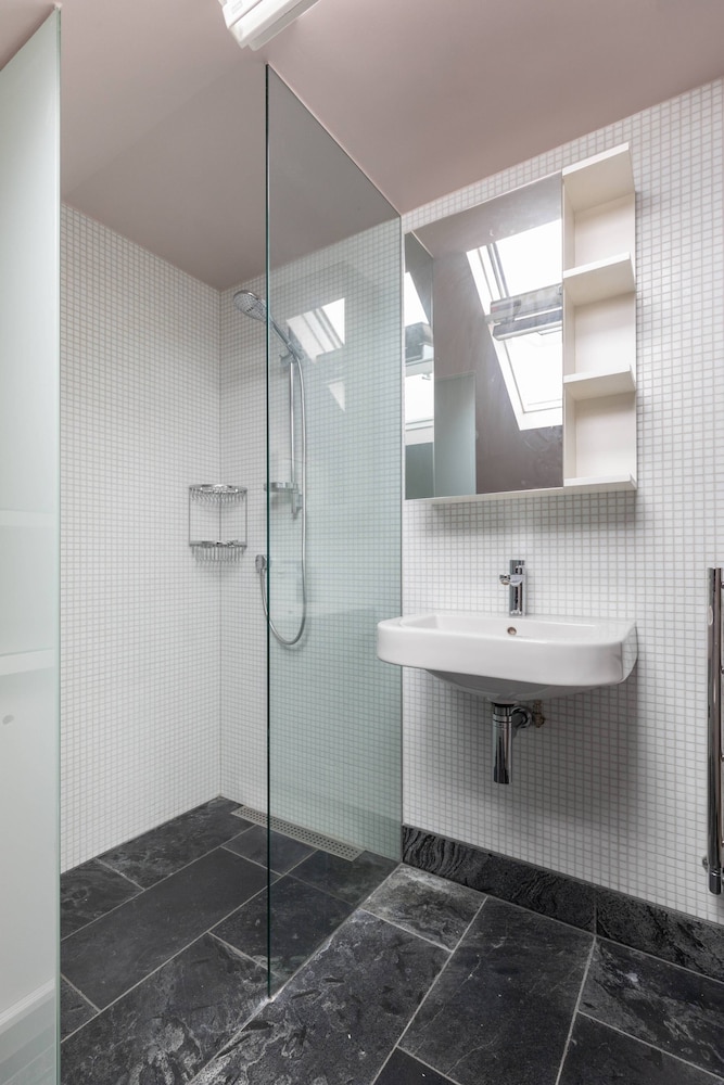 Granard Road by Onefinestay