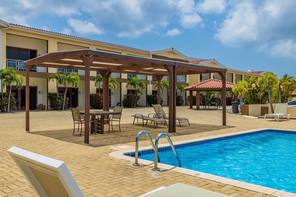 2BR 3min Walk 2 Eagle Beach Pool GYM Parking