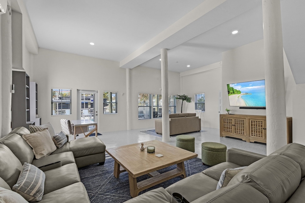265 Beautiful Canal Front Pool Home 3 Bedroom Home