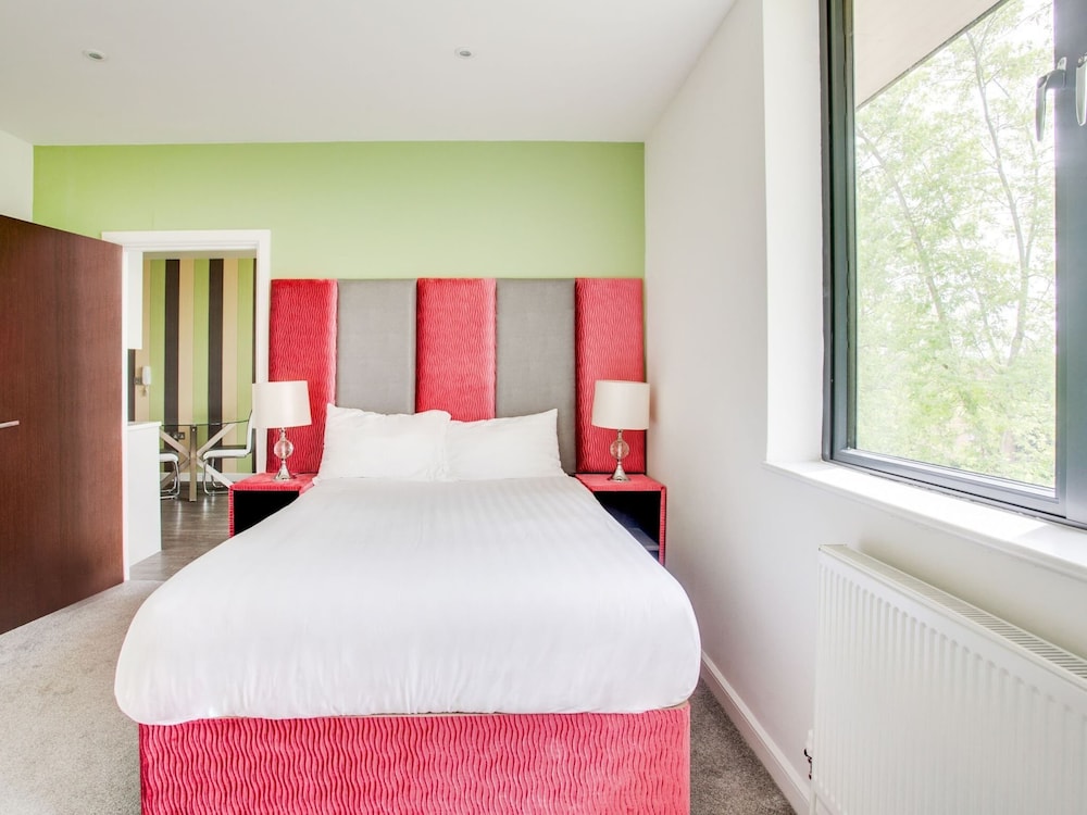 Apartment in Milton Keynes Near Canary Karaoke view 4