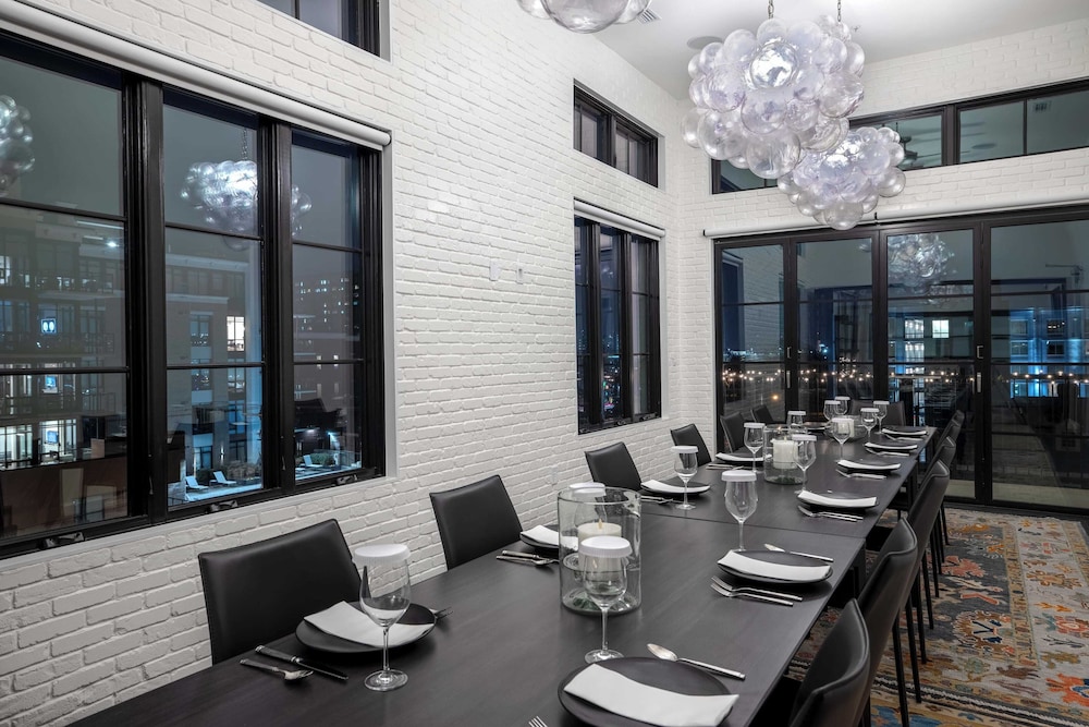 121 Hotel Floor 1 & 2 by Avantstay Sleeps 34, 10 Units in Nashville
