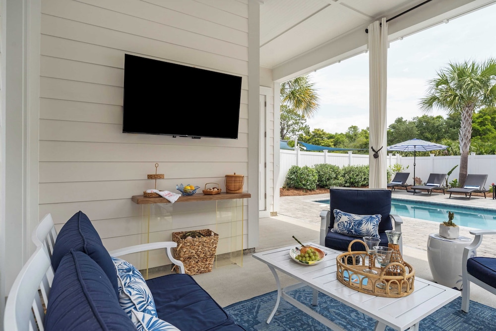 Pool, Patio & Outdoor Dining + Walk to Shore, Pier Park Sanctuary on Sands