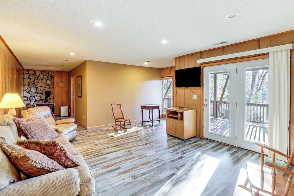 2 Mi to Ski Slopes! Mtn-view Home in Mars Hill