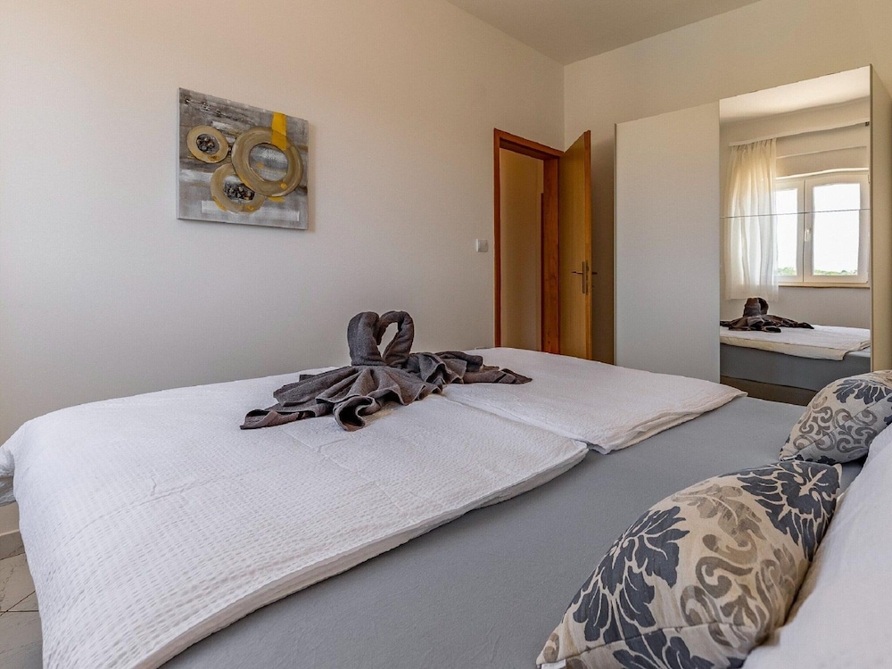 Classy Apartment in Banjole near Beach & Pula City view 3