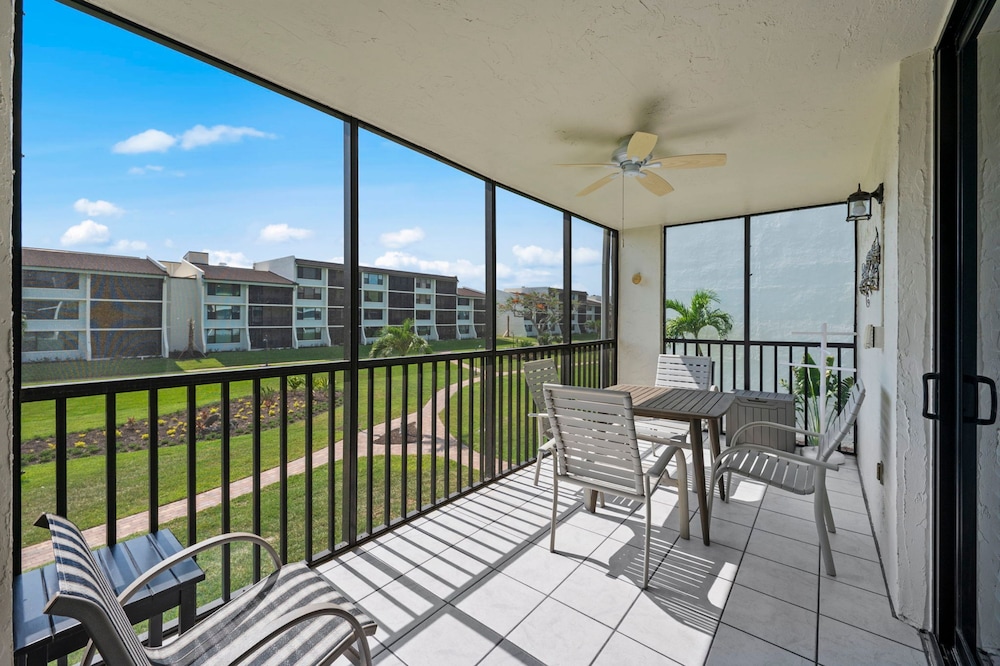 Loggerhead Cay 302 w Bikes Pool on Beach