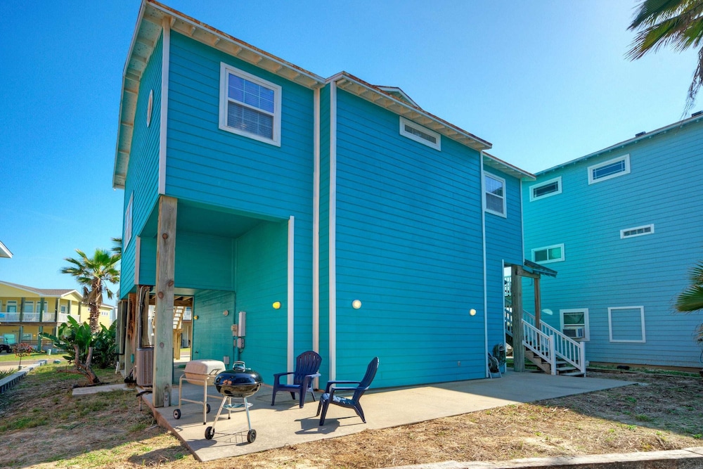 Sleeps 24 2 Homes w/ Beach Boardwalk Access & Deck Views Steps to the Beach