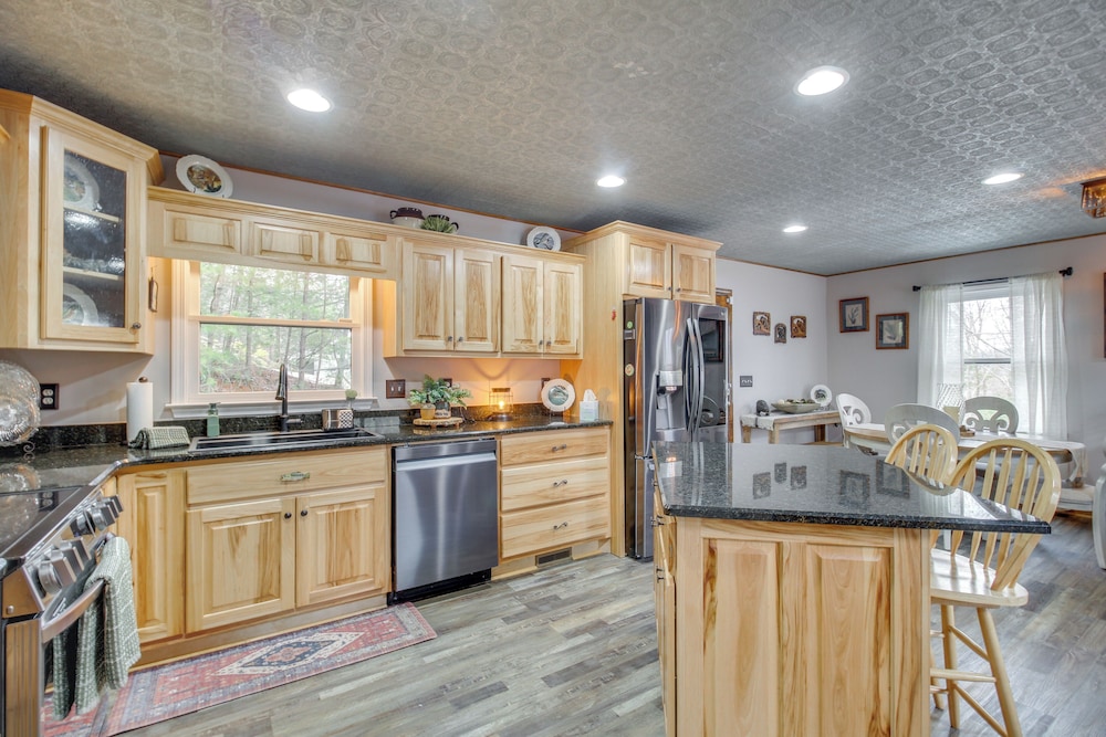 Community Perks: Mtn-view Ellijay Cabin w/ Hot Tub