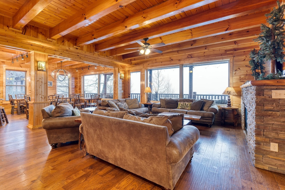 Grand View Lodge Panoramic Views Hot Tubs Game Room Theater Sleeps 56 Guests