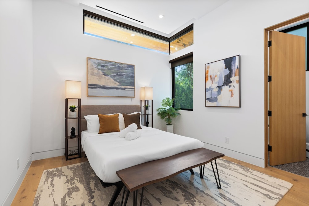 Melvin - Modern Contemporary Estate w/ Backyard + Pool & Spa