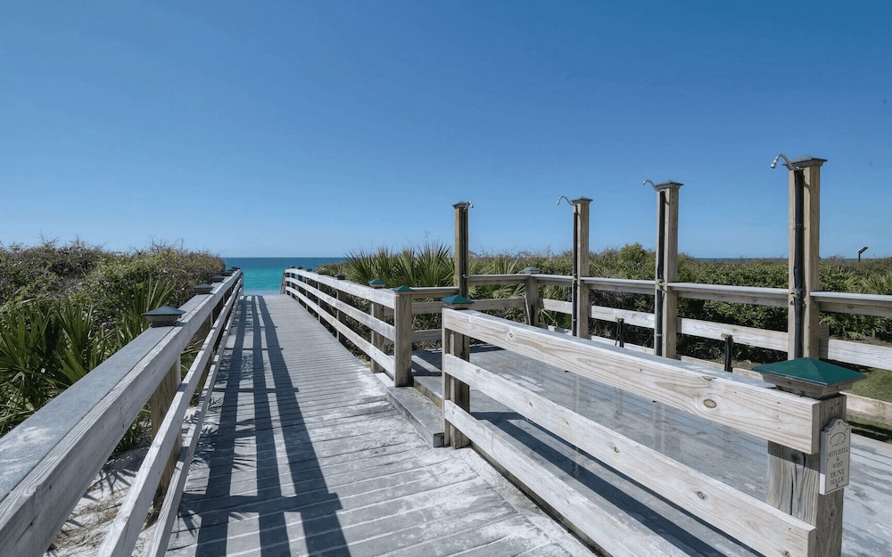 30A Wave and Sea by Avantstay Lagoon Pool, Walk to Beach