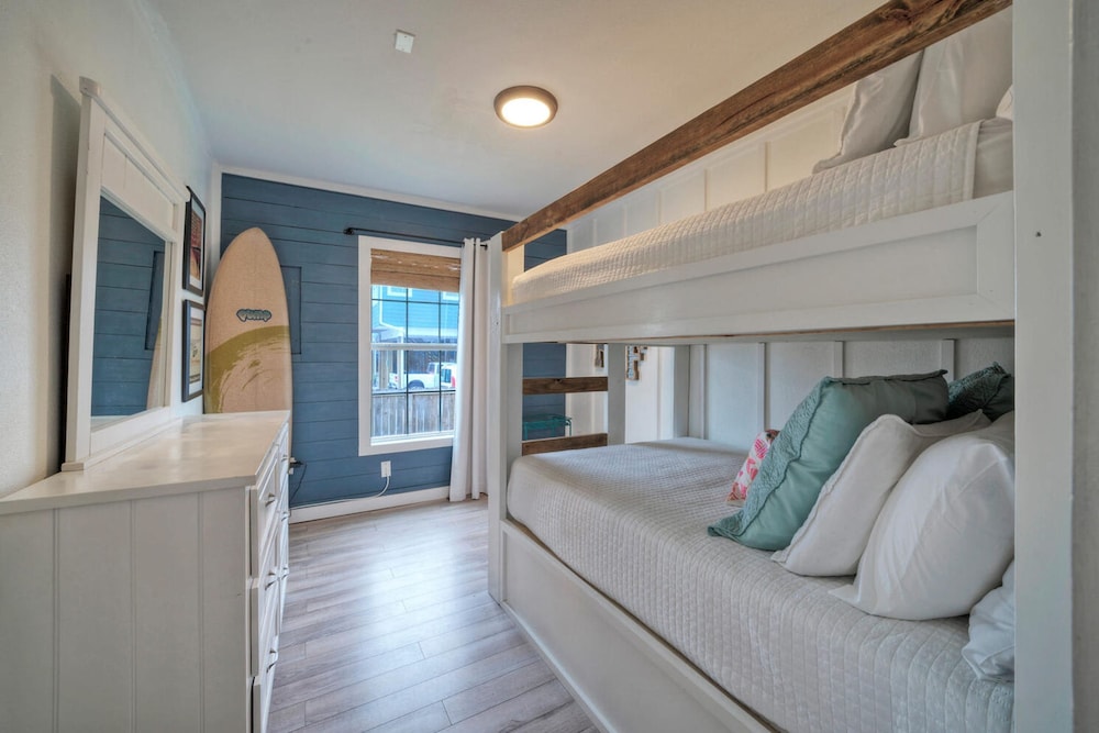 Dual Port A Cottages 2 Complete Homes Walk to the Beach Patio Fully-equipped Kitchens
