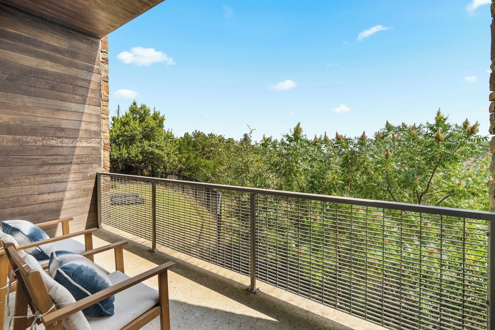 Luxury 4BR Hilltop Retreat Hot Tub & Scenic Views