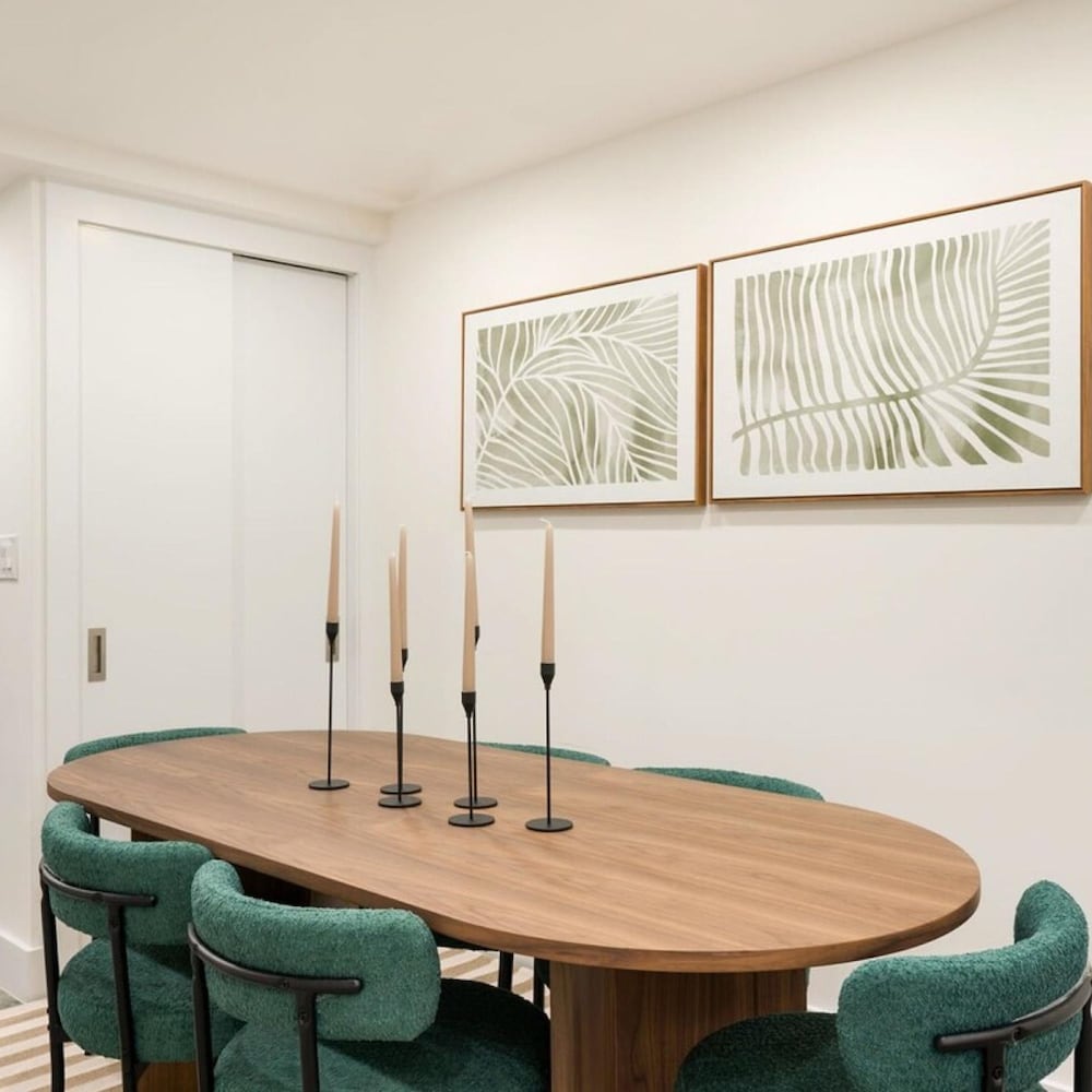 317-1d New 2BR Duplex W D Private Backyard