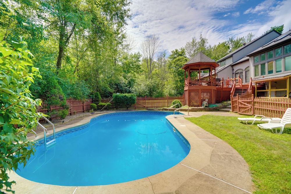 Luxury Mansion Rental w/ Rec Room in Niskayuna!