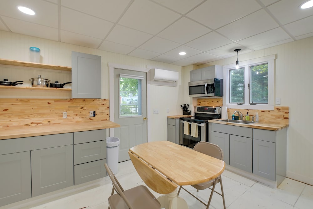 Walk to Harbor: Pet-friendly Apt in Sorrento!