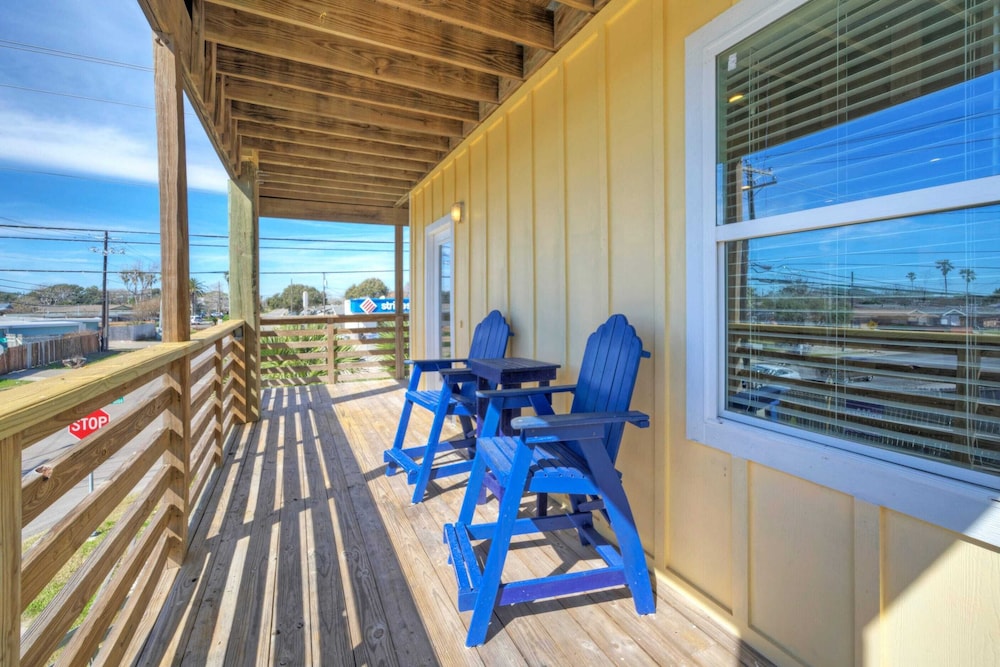 Sleeps 31 2 Homes w/ Boat Dock + Waterfront Pool Laguna Village Getaway