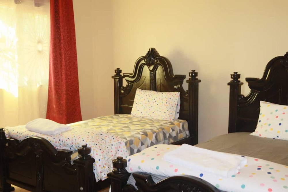 Kampala 5-beds, Sleeps 8 With Garden & Parking view 4