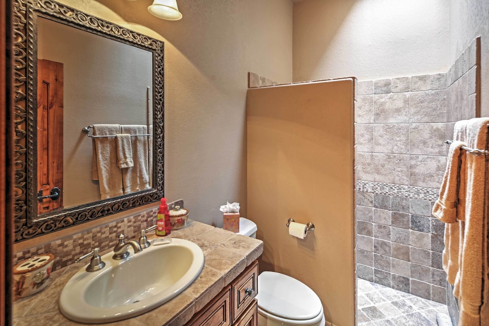 < 2 Mi to Lake Havasu: Spacious Home w/ Patio! view 4