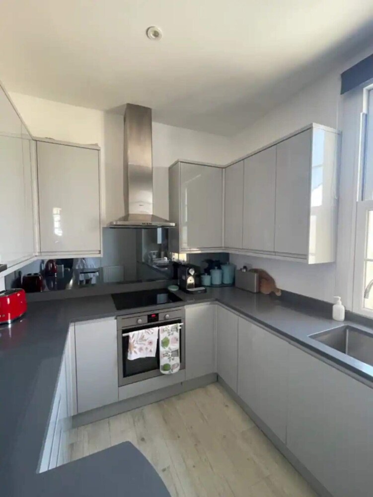 Stylish & Bright 3BD Flat With Balcony - Fulham